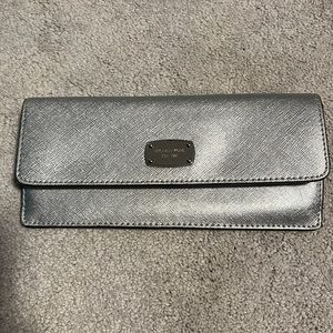 silver wallet with 4 card slot on the inside and 4 on outside